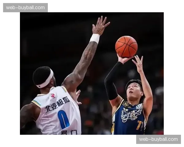 杜锋必须调整外线防守对位，广东锋线轮换需限制曾凡博接球。